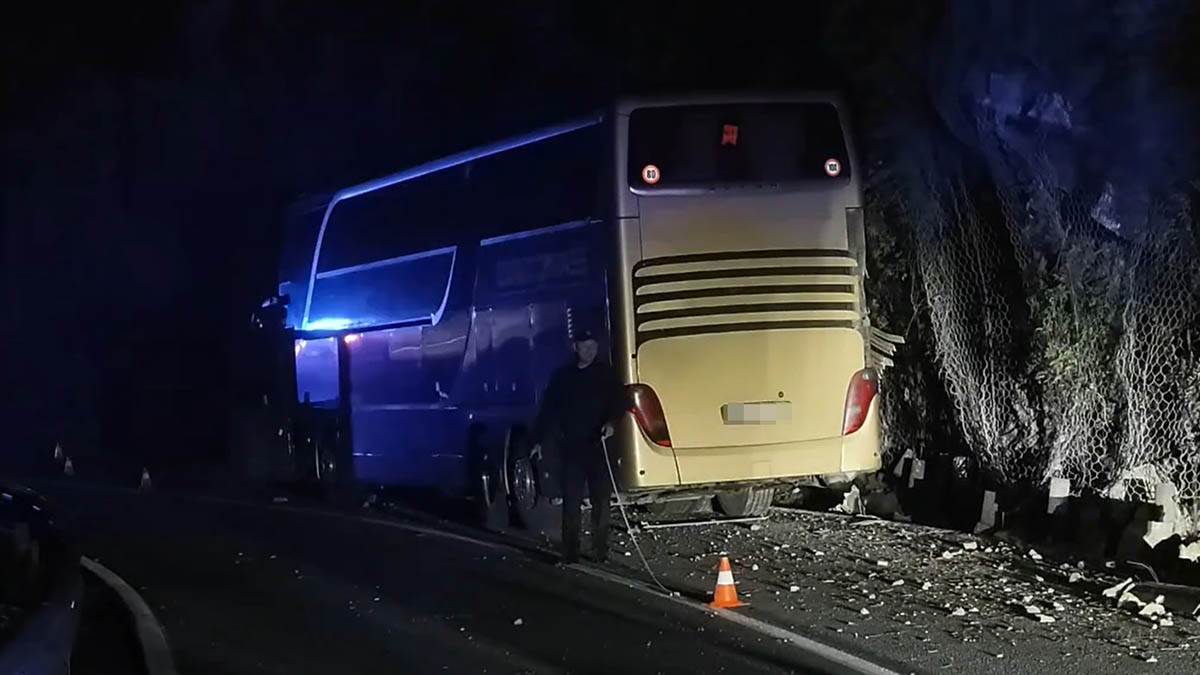  Vođa puta teško povrijeđen u udesu autobusa koji je prevozio osnovce iz Podgorice 