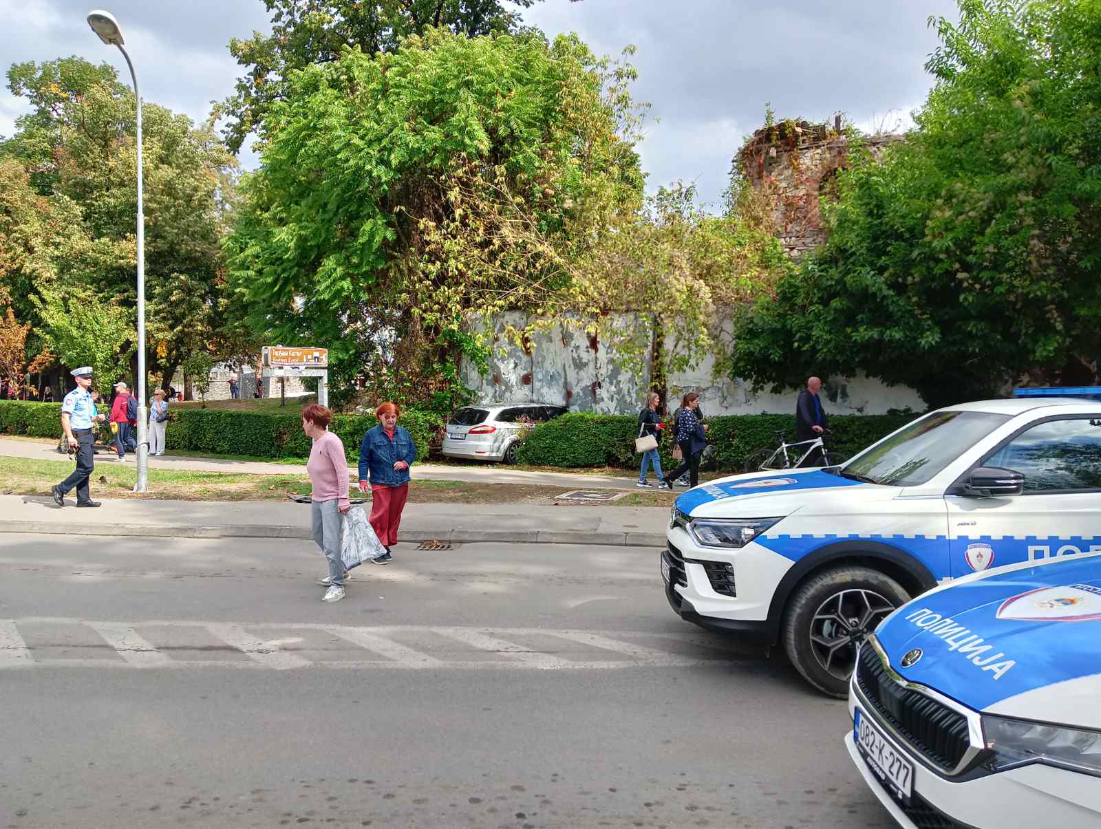   Vozač izgubio kontrolu, pa udario djevojčicu na trotoaru 