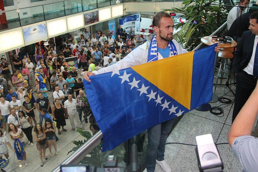  Amel Tuka doputovao je u petak predveče na sarajevski aerodrom. 