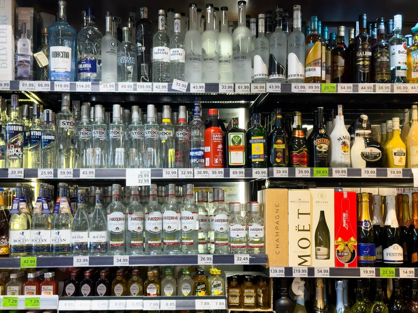  alkoholna pića na polici 