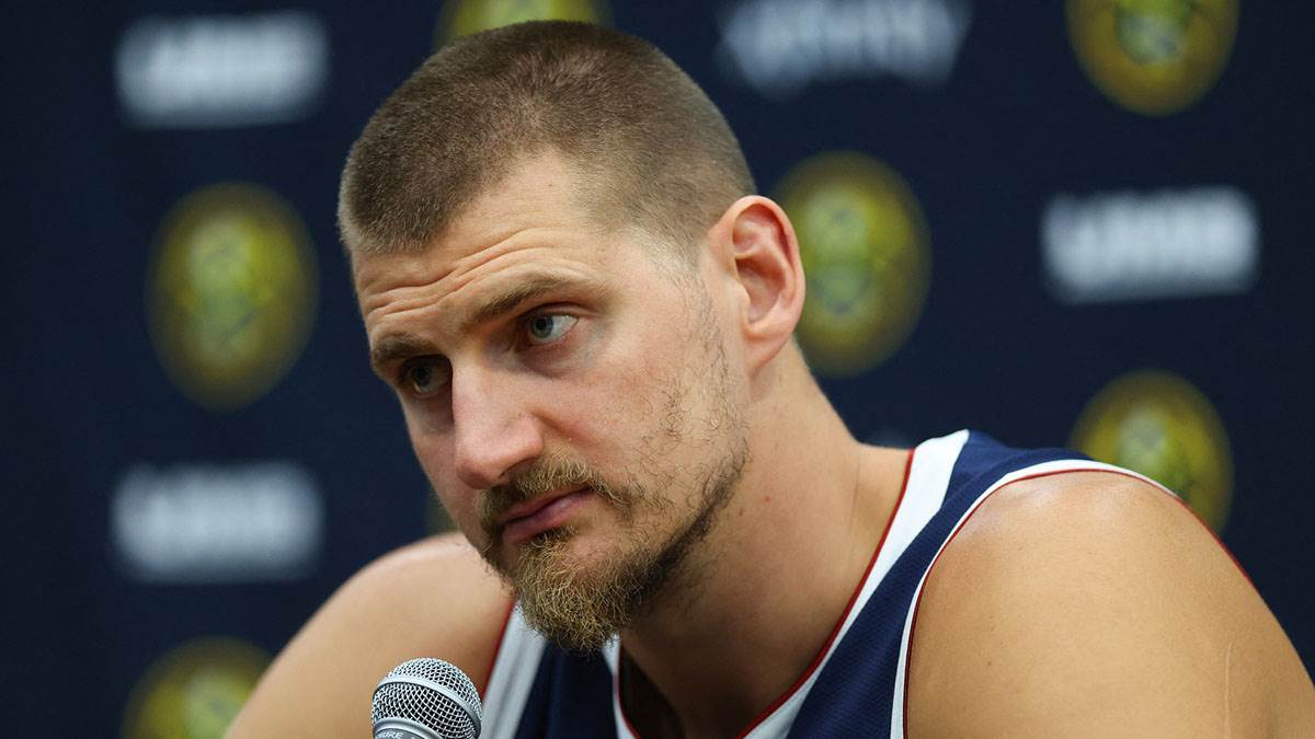  Nikola Jokić pratio šta rade igrači Denvera 