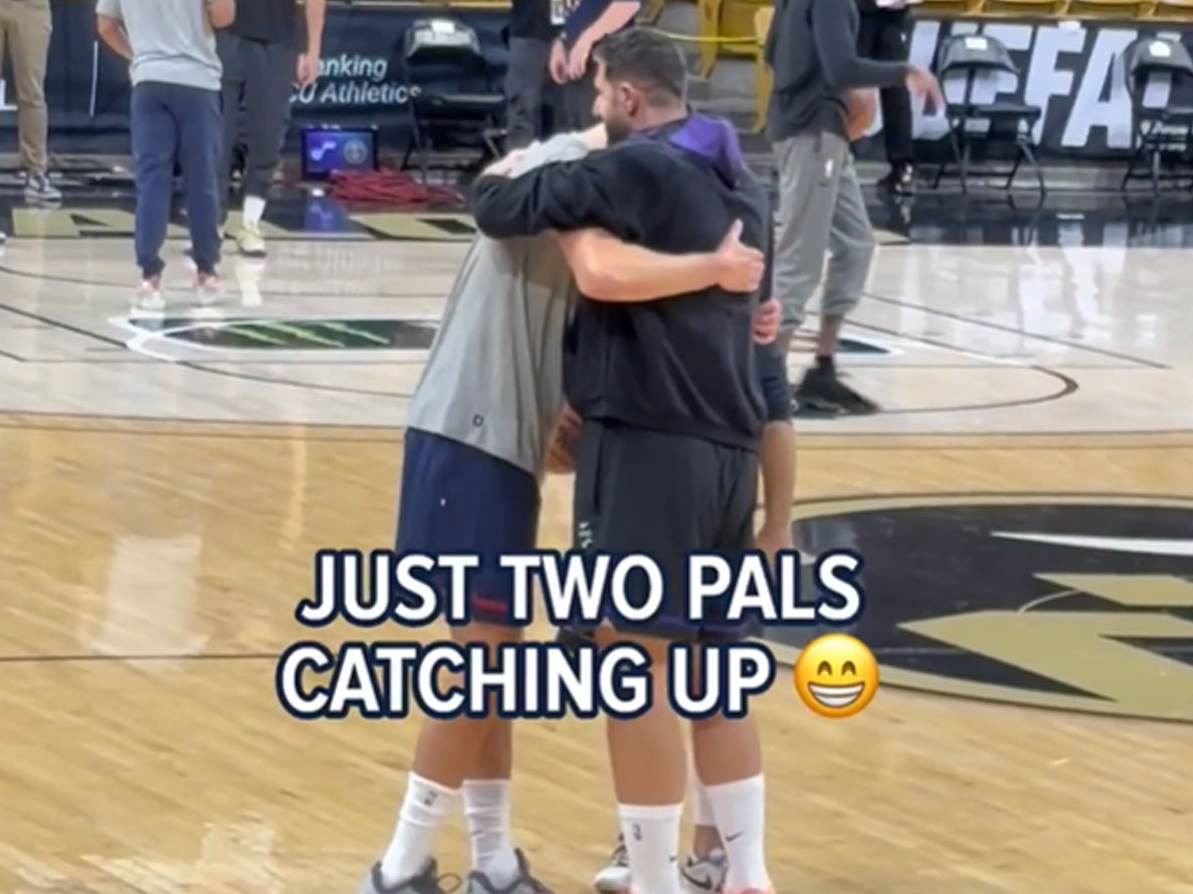  Nikola Jokić i Jusuf Nurkić u prijateljskom zagrljaju 