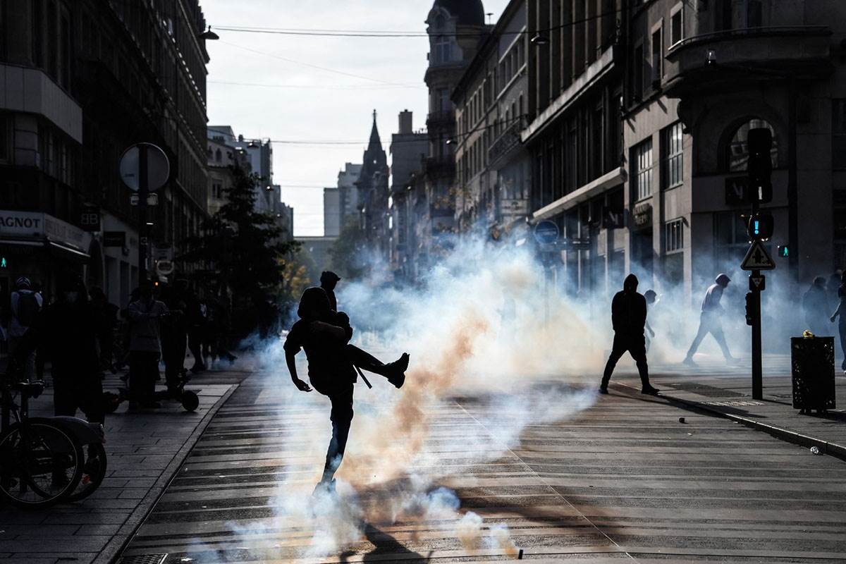  Šok-bomba otkinula šaku učeniku na protestu ispred škole 