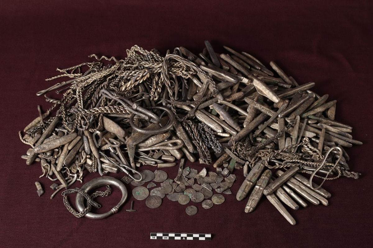   U bašti naletjeli na ćup sa 700 srebrnih predmeta iz doba Vikinga 