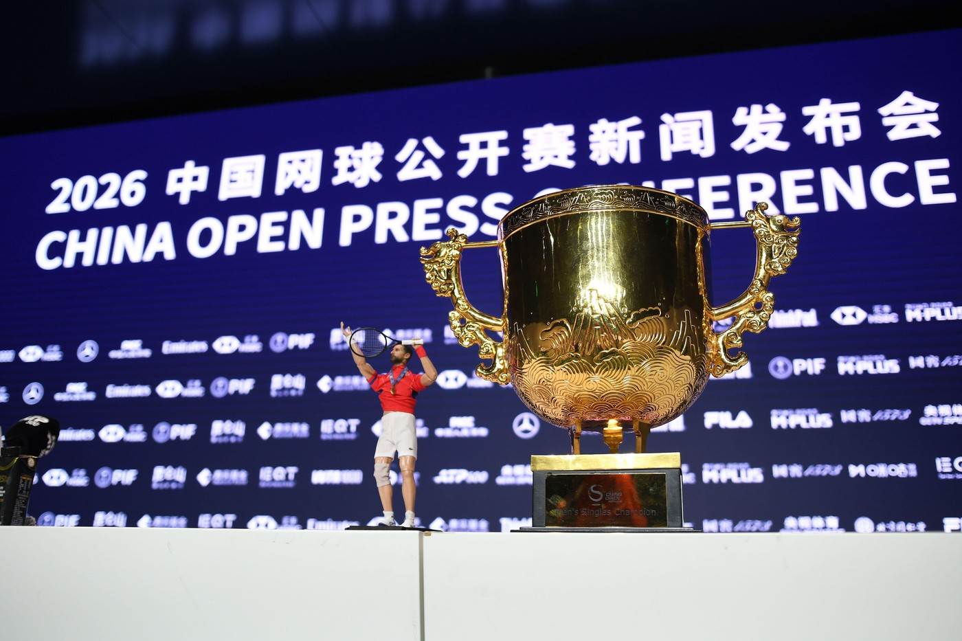  novak djokovic dobio poklon na konferenciji u pekingu  