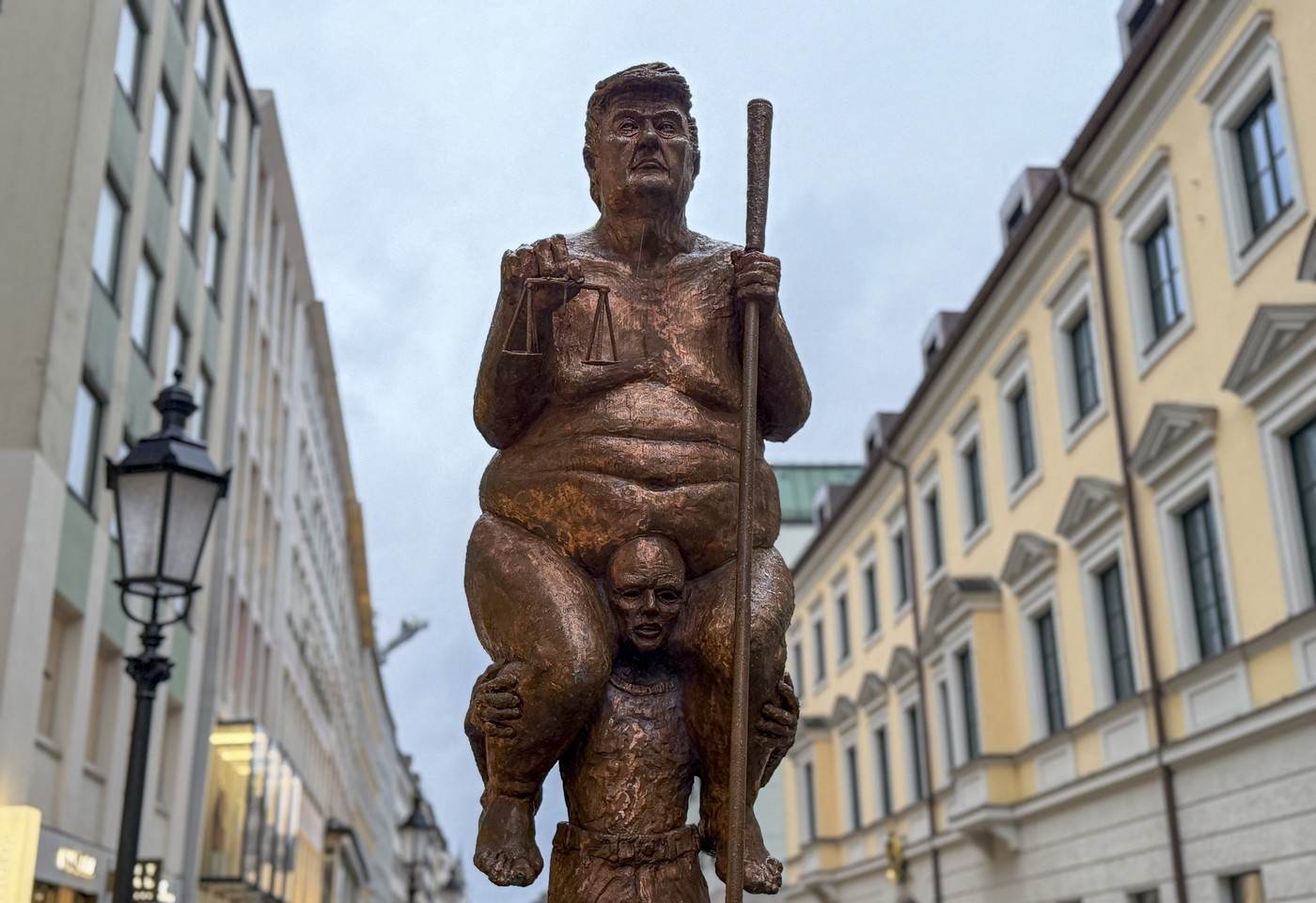  Statua golog Trampa izložena u Evropskom parlamentu 