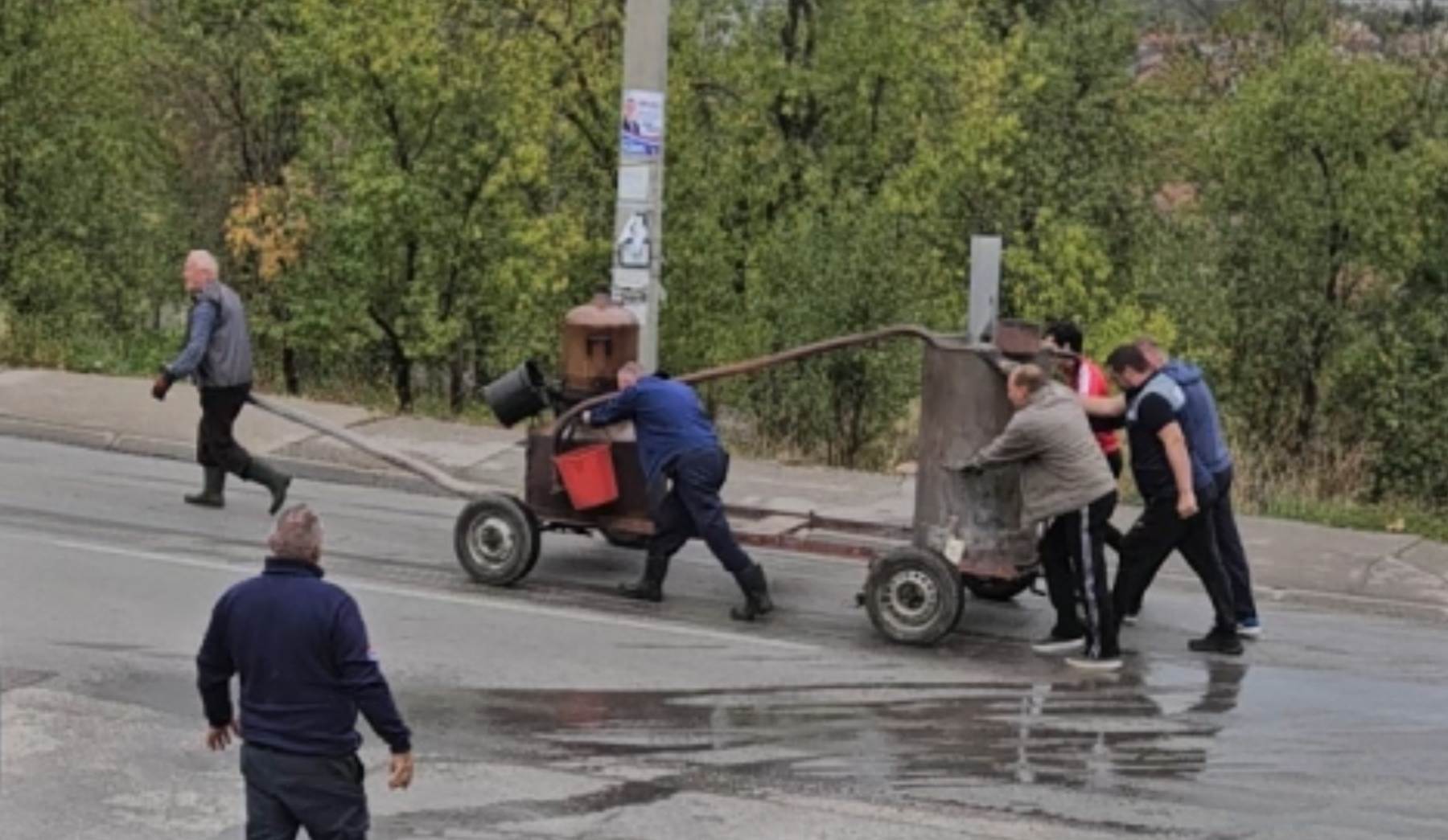  Kad se komšije udruže: "Veseli stroj" u šetnji banjalučkim ulicama 