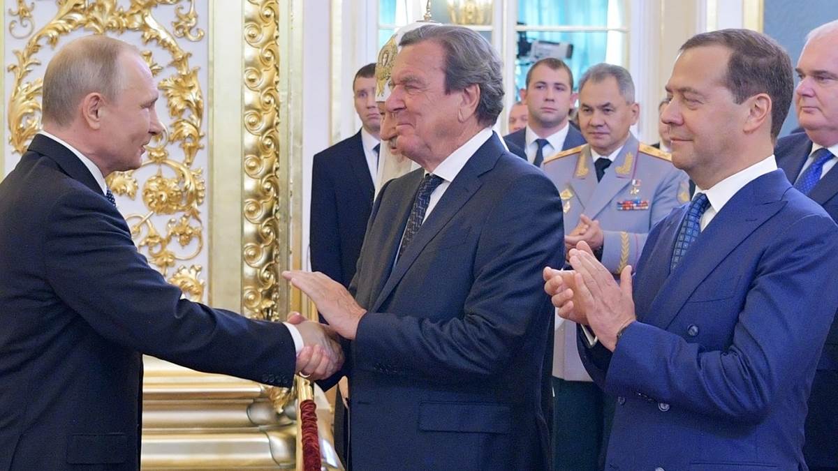  Skandal u Njemačkoj zbog odlaska Šredera na Putinov rođendan 