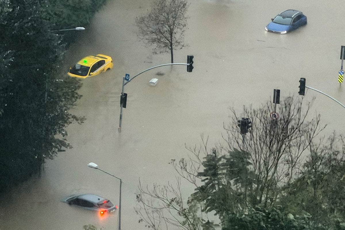  Dijete ubila struja kada je stalo u baru: Nezapamćene poplave u Istanbulu, stihija odnosi živote 