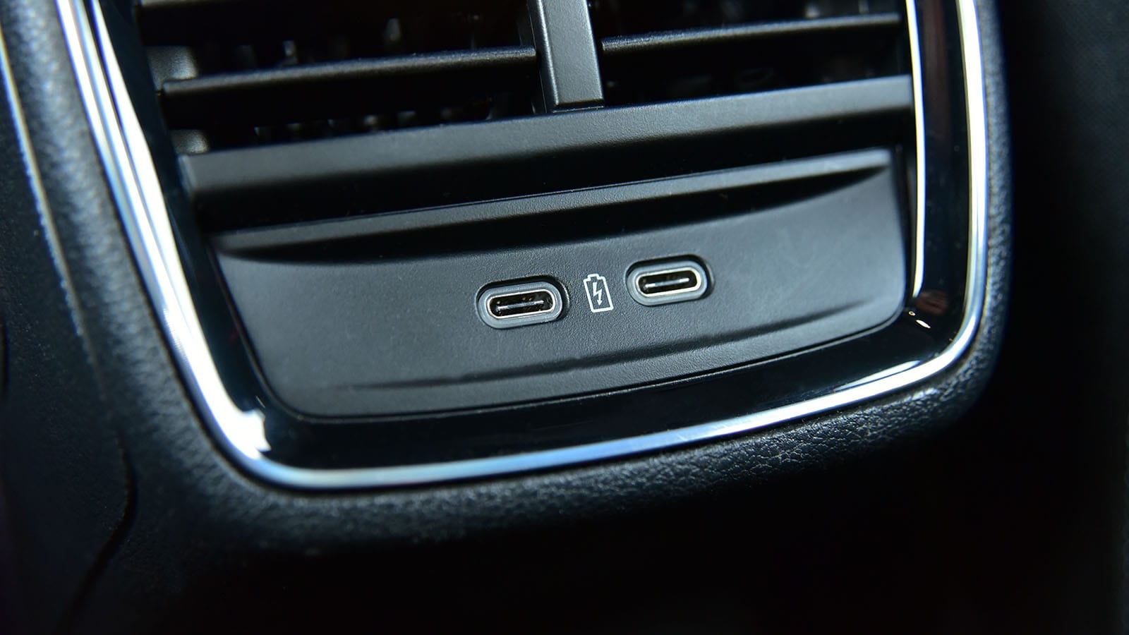  Mnogi vozači ne znaju šta sve može USB priključak u automobilu 