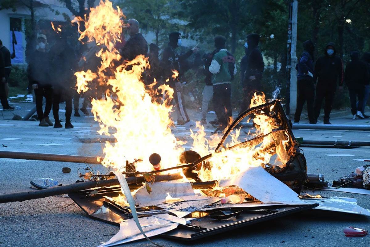  Demonstranti zapalili zgradu opštine u Albaniji 