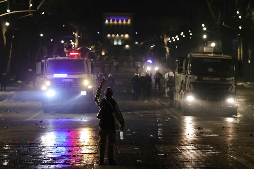  Zapaljena ministarstva i policijska stanica na protestima u Albaniji 