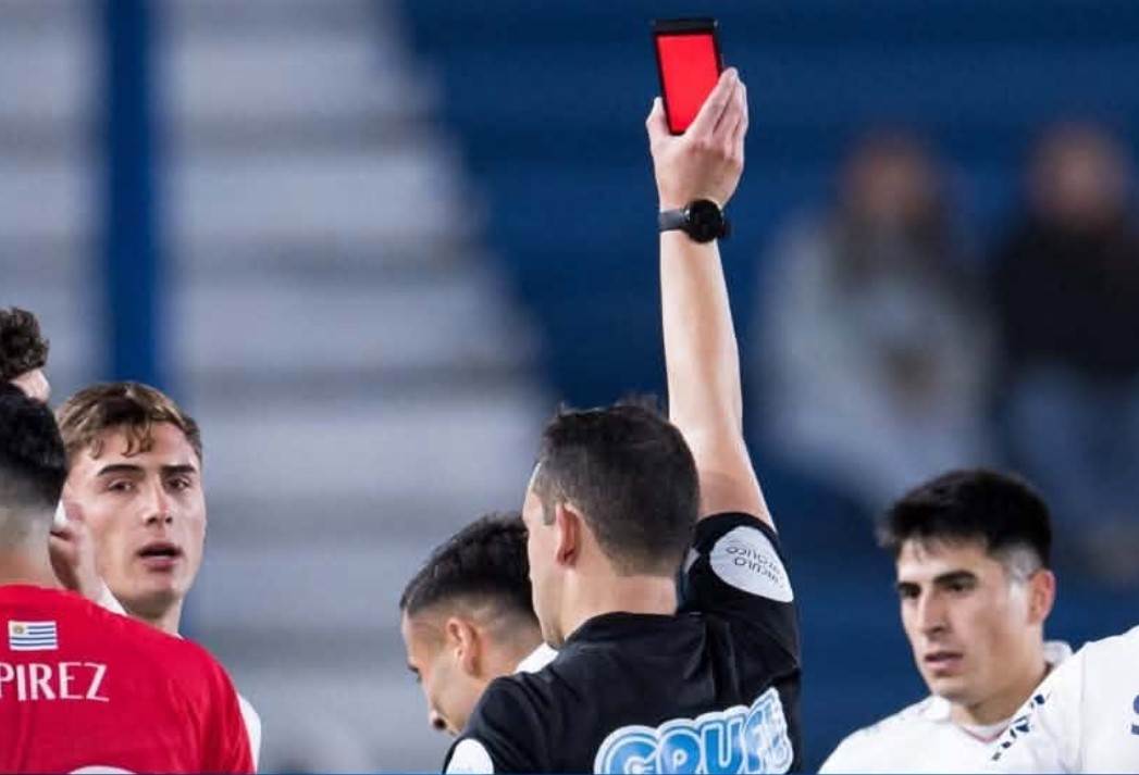  Sudija u Urugvaju pokazao žuti i crveni karton telefonom 