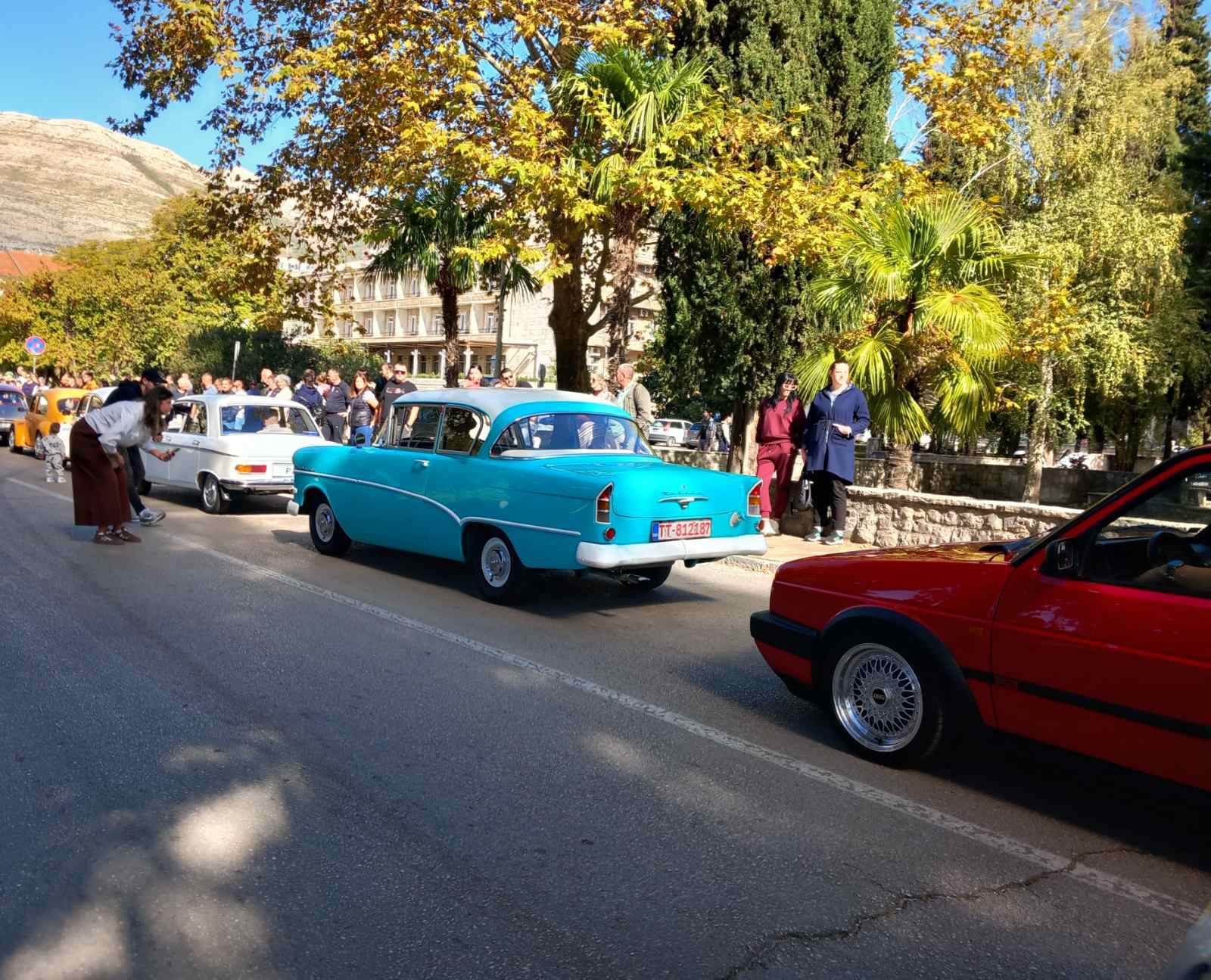  Duh prošlih vremena na ulicama Trebinja: Više od 50 oldtajmera oduševilo posjetioce (FOTO) 