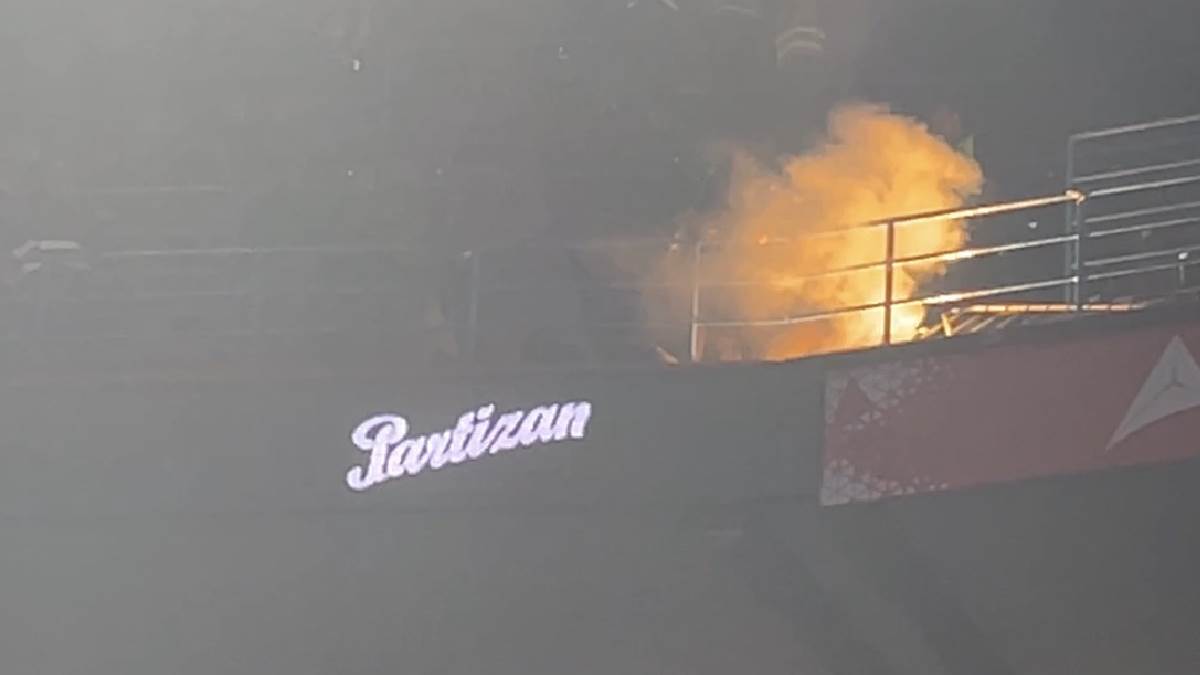  Sukob navijača Zvezde i policije na derbiju 