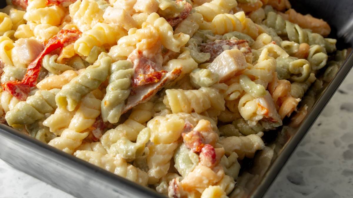  Obrok salata sa piletinom i makaronama: Kremasta i ukusna 
