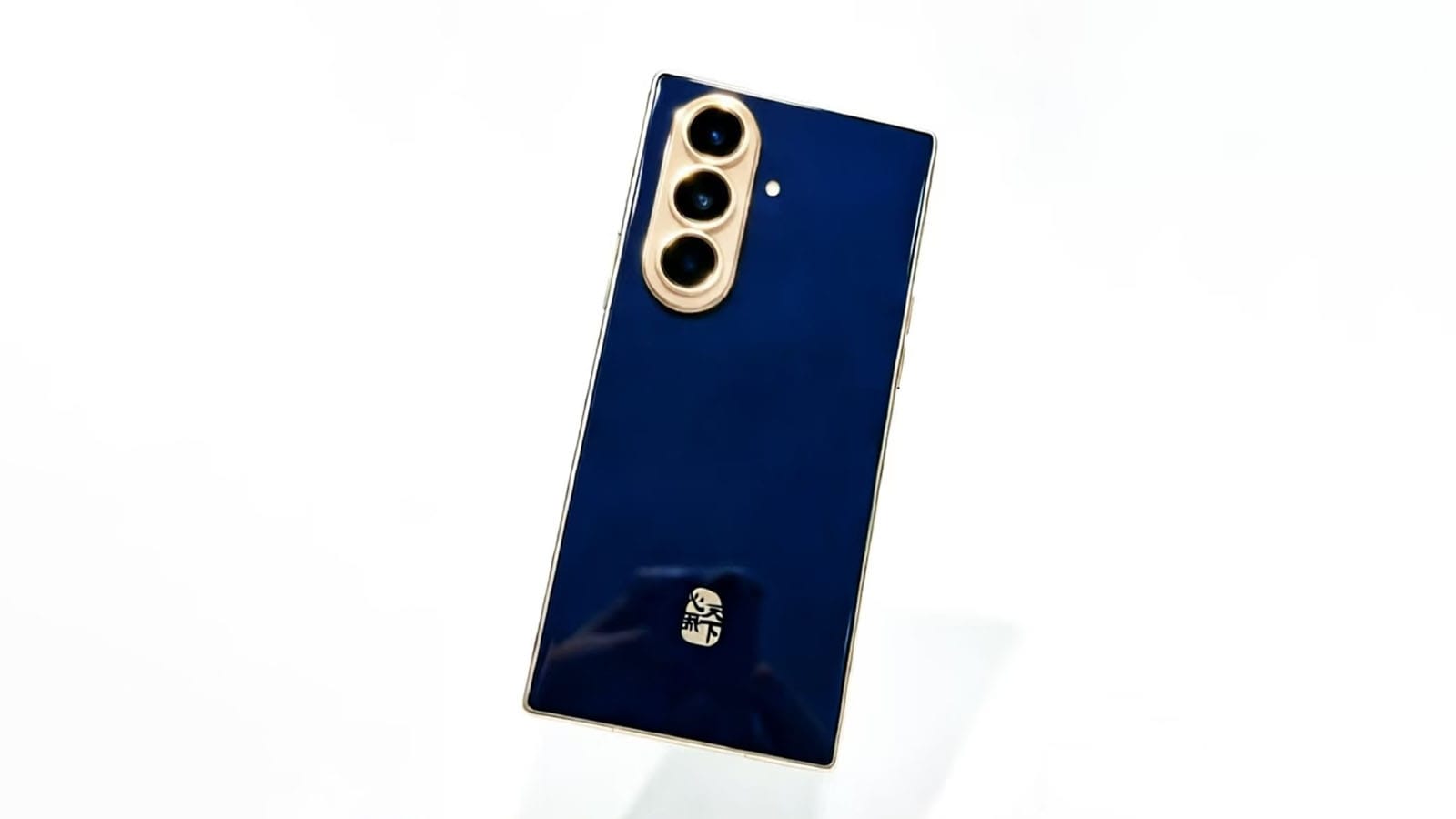  Samsung predstavio novi luksuzni preklopni telefon W27 