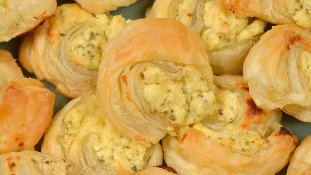  Lisnati pužići sa sirom i belim lukom recept 
