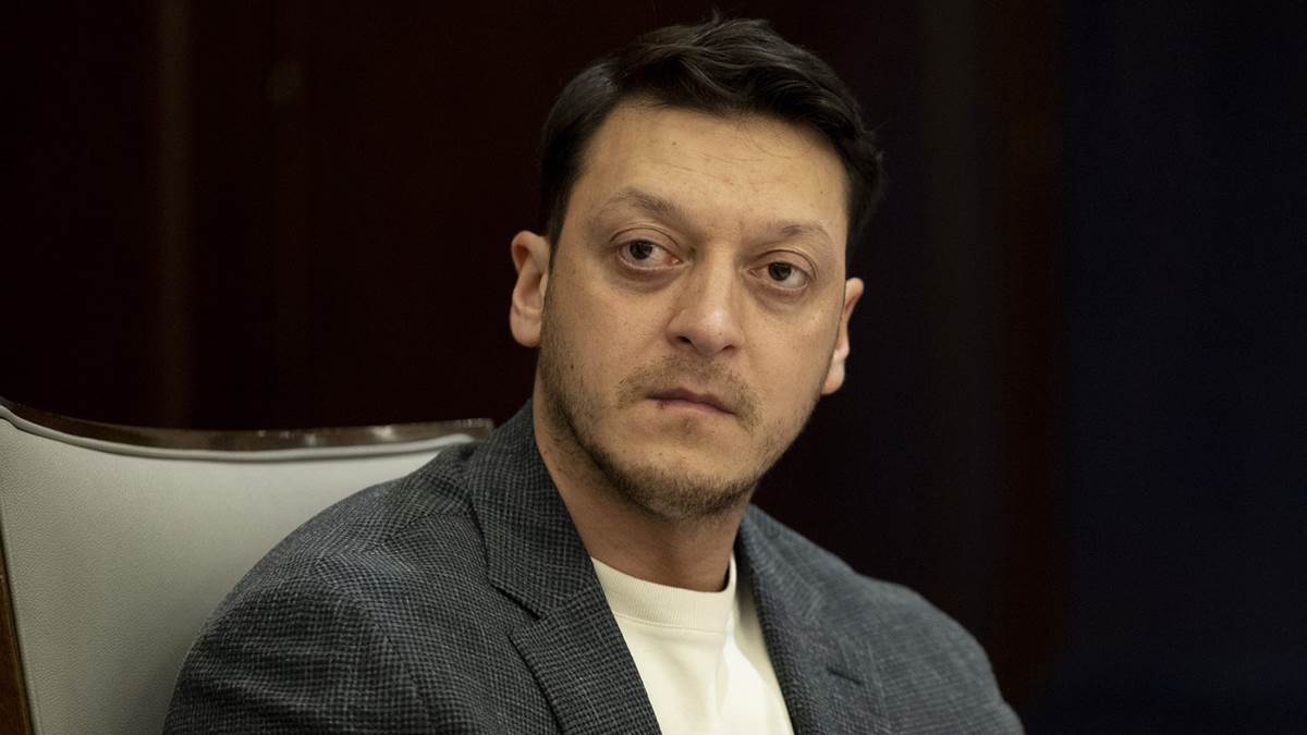  Mesut Ozil: "Zašto je FIFA kaznila samo Ruse, a ne i Izraelce 