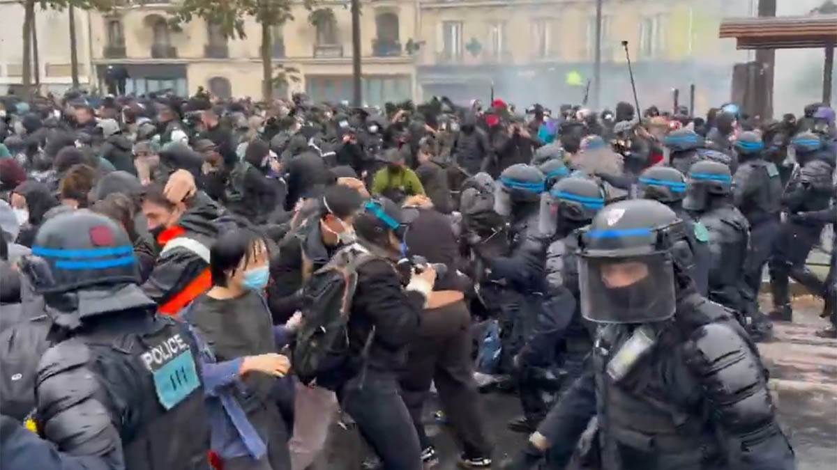  Eskalirali protesti u Francuskoj, lete pendreci i suzavac 