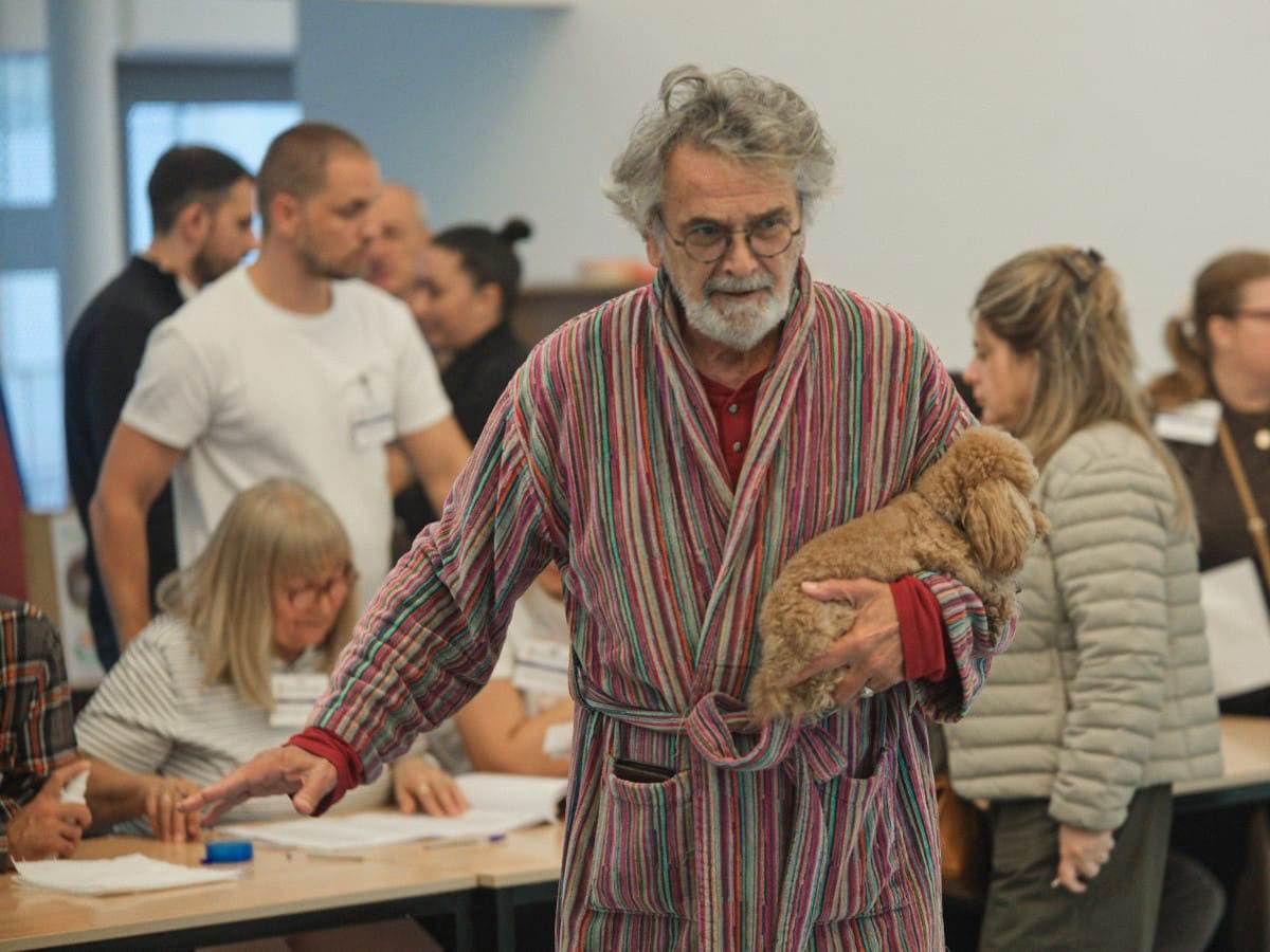  Muškarac došao na glasanje u bademantilu sa psom 