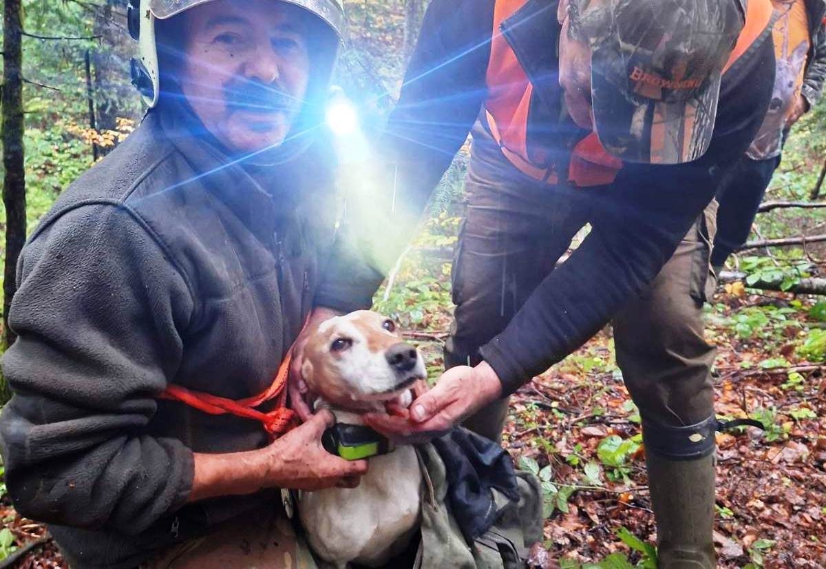  Hrabri lovac spasio psa Astora iz špilje duboke 70 metara 