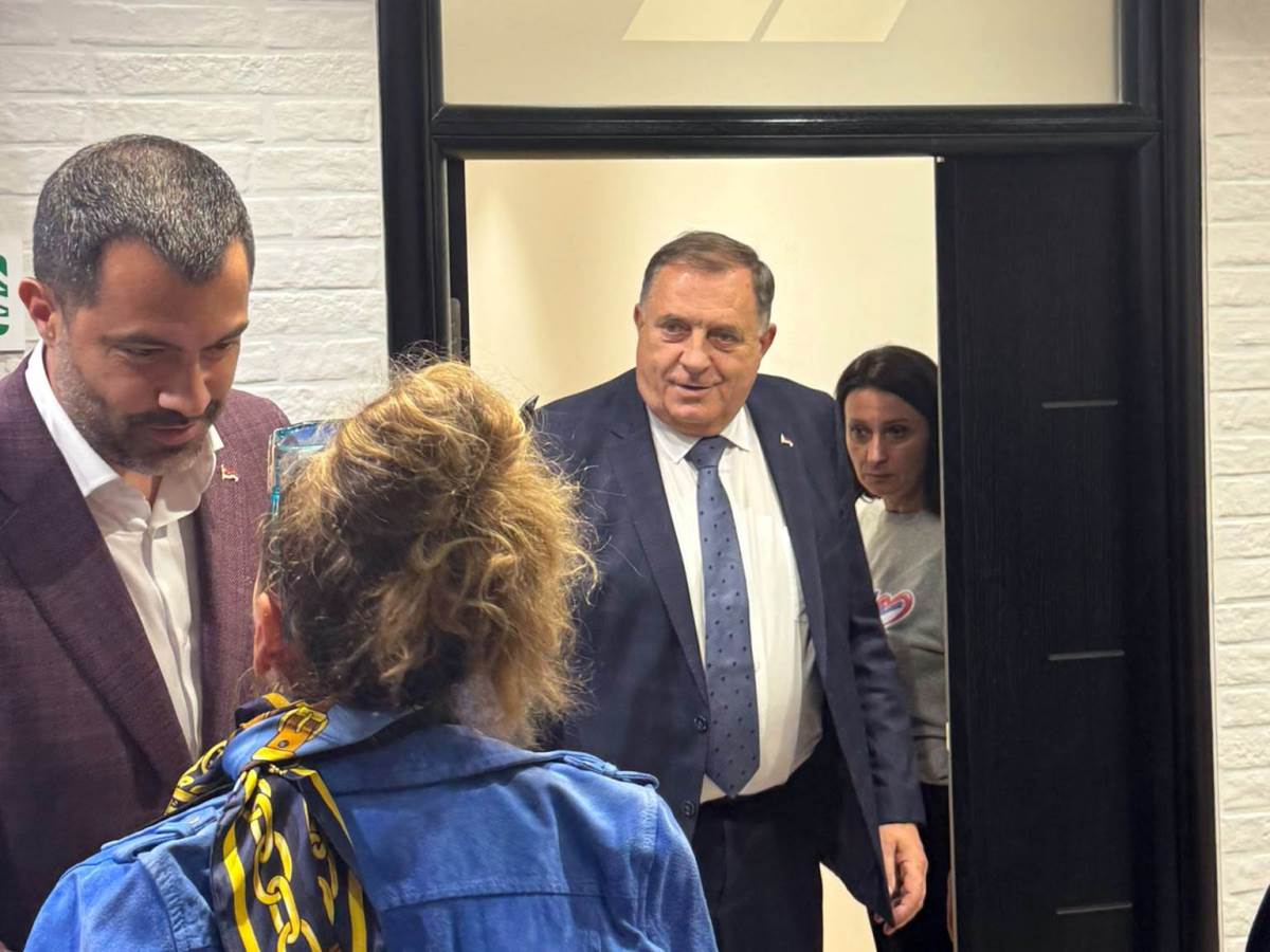  Dodik stigao u sjedište SNS-a 