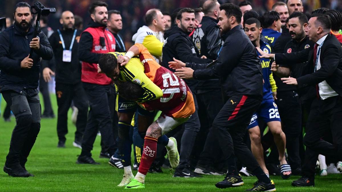  Tuča nakon derbija Galatasaraj Fenerbahče 