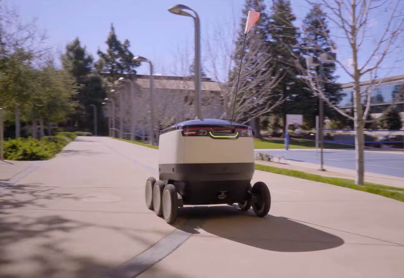  Robot dostavljač izazvao udes u Talinu pa pobjegao 