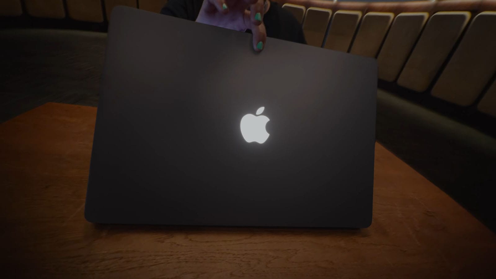  Novi MacBook Pro ima OLED ekran, touchscreen i legendarnu svjetleću jabuku 