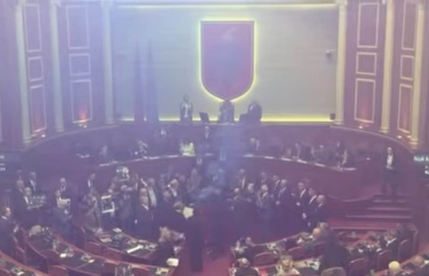  Poslanici opozicije u Albaniji omeli su rad sjednice parlamenta paleći baklje 