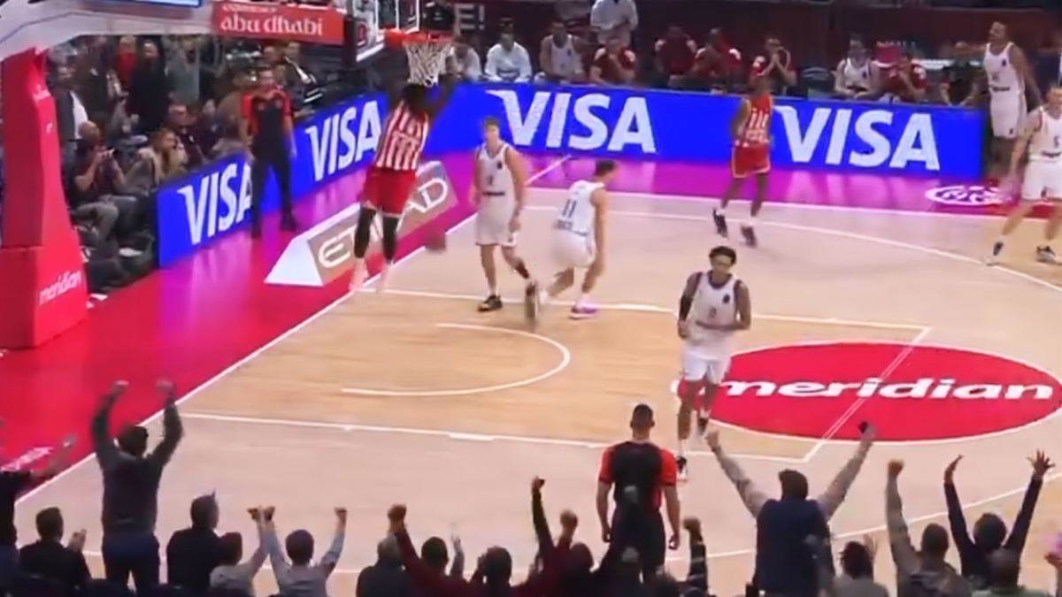  zvezdina arena eksplodirala zbog zakucavanja motlija 