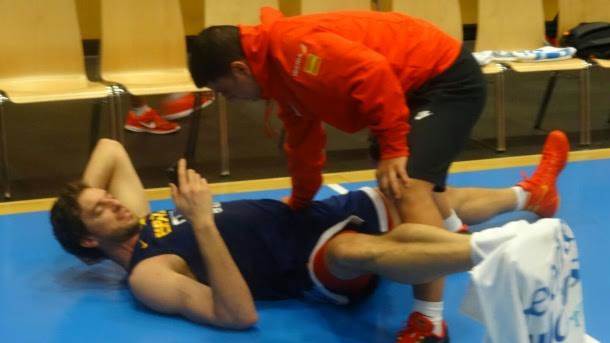  Pau Gasol koristi mobilni telefon na treningu 