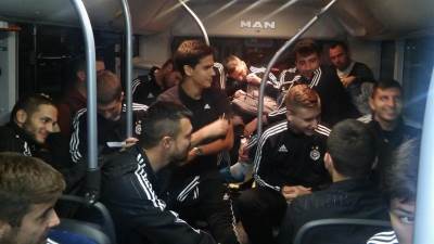  Slavlje fudbalera Partizana nakon pobjede u Augzburgu 