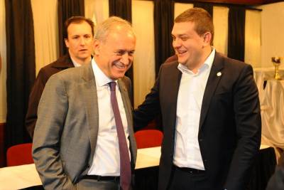  Vučelić: Jednoglasno. Članovi: Pa, nije! 