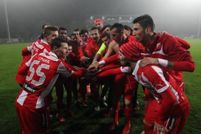  Fudbaleri-Crvene-zvezde-dobili-premije. 