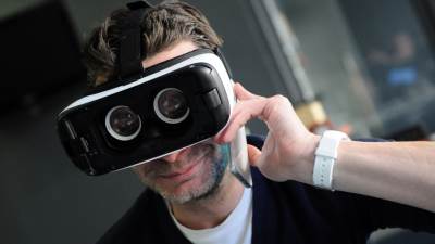  Udario nas je voz, sedeli smo na ivici litice... 