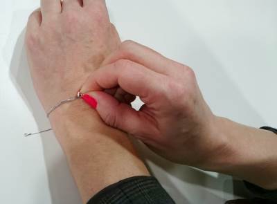  Kako da sama sebi zakopčaš narukvicu (VIDEO) 