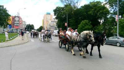  Banjalučani uživali u vožnji fijakerima (FOTO) 