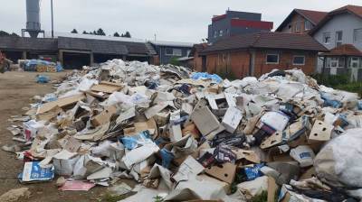  Kozarska Dubica: Deponija usred naselja (FOTO) 