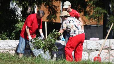  Sarajlije čistile Spomen-park Vraca	(FOTO) 