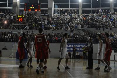  Poraz crno-belih u krcatoj "Hali sportova" 