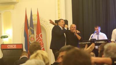  Dodik pjeva: "Ne može nam niko ništa" 