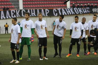  Fudbaleri Partizana u majicama ubijenog navijača Aleksandra Stankovića 