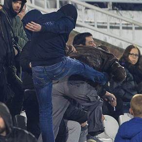  Tuča navijača na stadionu Partizana 