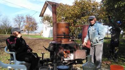  U FBiH ograničavaju proizvodnju rakije na 20 litara godišnje za fizička lica 