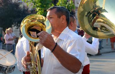  Migranti se maskiraju u trubače     