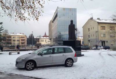  Gdje god vidiš zgodno mjesto, tu auto posadi 