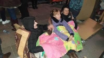  Stotinu majki spavalo ispred Skupštine 