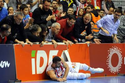  Branko Lazić se bacio na parket po loptu 